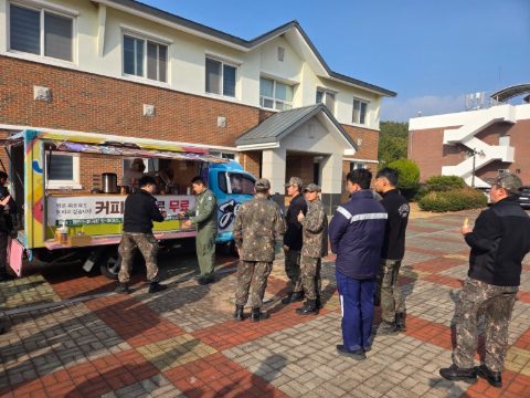 해군 제 3함대 사령부 장병들 커피트럭 섬김