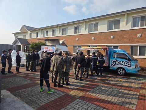해군 제 3함대 사령부 장병들 커피트럭 섬김